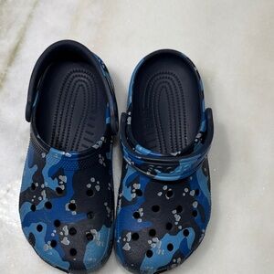 CROCS Kids Navy and Black Camo